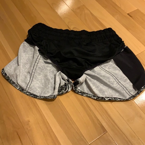 🌟HP🌟VEUC Lululemon Black/White/Army Green Patterned Tracker shorts- size 6 - Picture 11 of 17
